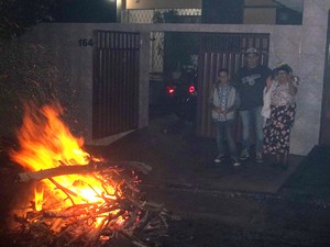Moradora de Campina Grande monta fogueira na frente de casa há 45 anos (Foto: Rafael Melo/G1)