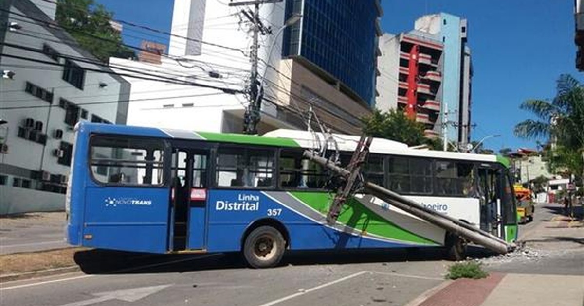 Ônibus desgovernado bate em poste em Cachoeiro de Itapemirim, ES - Globo.com