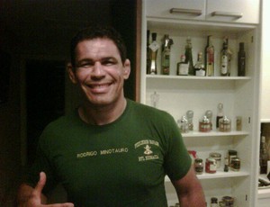 Rodrigo Minotauro com camisa personalizada dos fuzileiros navais (Foto: Reprodução/Twitter)