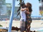 Taís Araújo e Marcos Pasquim gravam cena de beijo em praia