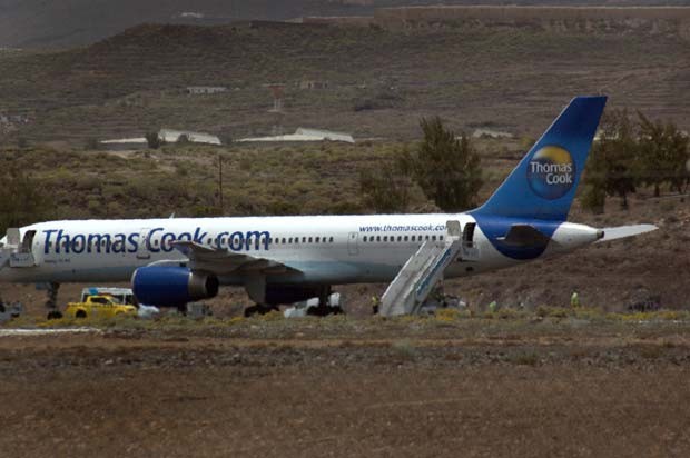 Avião na pista do aeroporto de Tenerife durante o incidente desta sexta-feira (11) (Foto: AFP)