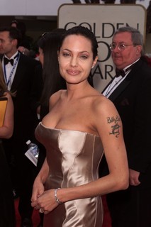 A era do coque: em 2001 Angelina começou a adotar o coque lambido como penteado oficial