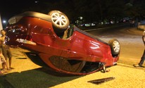 Carro tomba los Teresina APOS Motorista Perder Controle da Direção (Ellyo Teixeira/G1)
