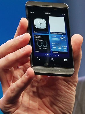 Dispositivo Z10 é a versão do BlackBerry 10 com tela sensível ao toque de 4,2 polegadas (Foto: Mario Tama/Getty Images/AFP )