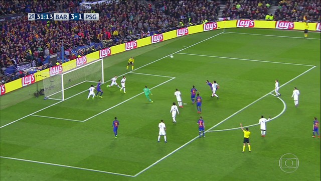 <p>
 Messi cobra falta para a &aacute;rea, Thiago Silva corta de cabe&ccedil;a, Arda Turan fica coma sobra e cabeceia por cima do gol, mas o &aacute;rbitro j&aacute; marcava impedimento de Piqu&eacute; no primeiro lance.</p>

