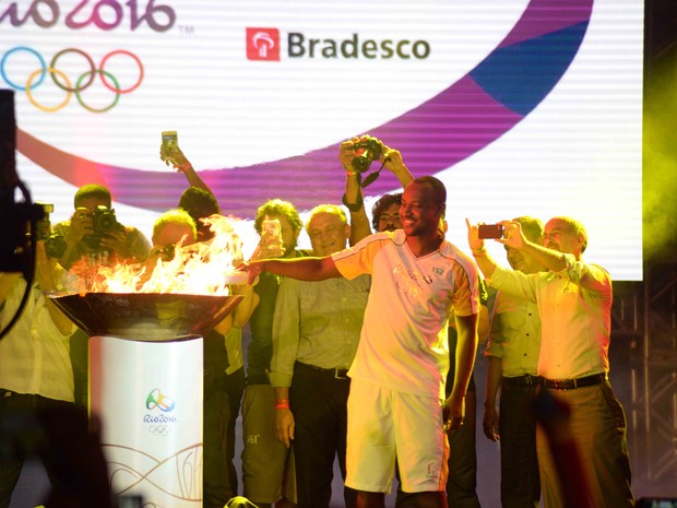Thiaguinho participa do revezamento da tocha olímpica em Salvador, na Bahia (Foto: Marcelo Machado/ Divulgação)