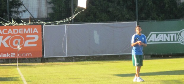 Chales Solta pipa treino Palmeiras (Foto: Marcelo Hazan)