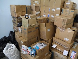 Várias caixas de remédio foram achados na sala (Foto: Jaru Online/Reprodução)