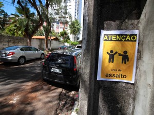 Cartaz alerta perigo de violência na Rua Dhália, em Boa Viagem (Foto: Marlon Costa Lisboa/Pernambuco Press)