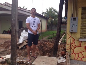 Lincon Botelho, próximo a obra da boca de lobo (Foto: Gabriel Dias/G1)