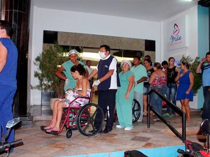 Pacientes e recém-nascidos tiveram de ser removidos às pressas para outras unidades (Foto: Marcelino Neto/G1)