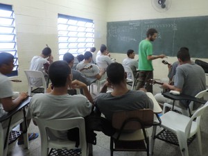 Internos de Sorocaba durante aula de cultura popular brasileira (Foto: Amanda Campos/G1)