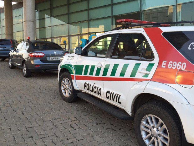 Viaturas policiais em frente à Câmara Legislativa do Distrito Federal (Foto: Natália Godoy/TV Globo)