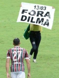 No Fla-Flu no Estádio Mané Garrincha, em Brasília, durante três minutos, quase todo o estádio gritou "Fora, Dilma (Foto: Redes Sociais)