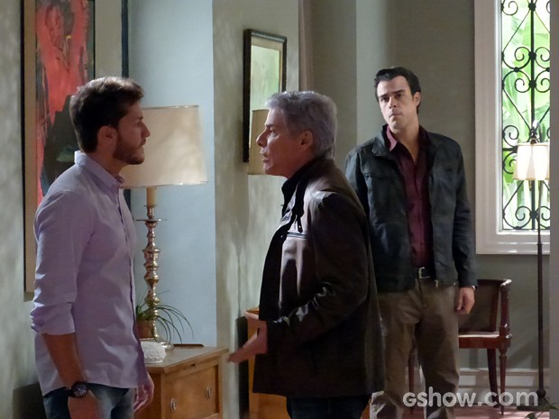 Enrico pega o pai e o manate no flagra (Foto: Império/TV Globo)