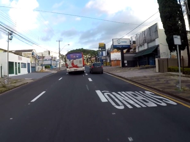 Carro usa via exclusiva para ônibus, que é obrigado a mudar de faixa em Campinas (Foto: Reprodução / EPTV)