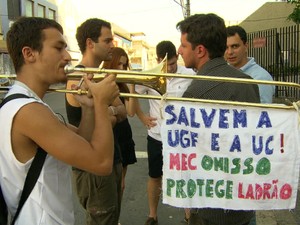 Alunos da Gama Filho protestam contra a situação da universidade/GNews (Foto: Reprodução GloboNews)