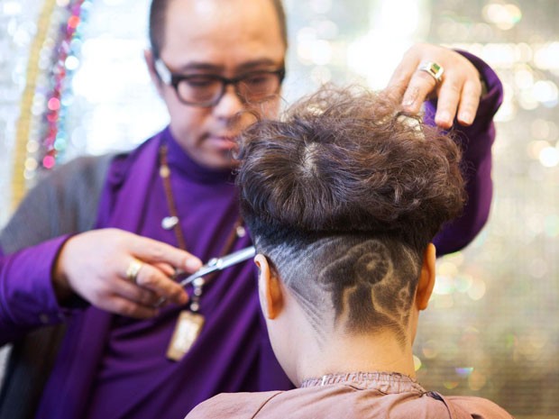 Cliente faz corte no formato de carneiro por causa do Ano Novo chinês (Foto: Reuters)