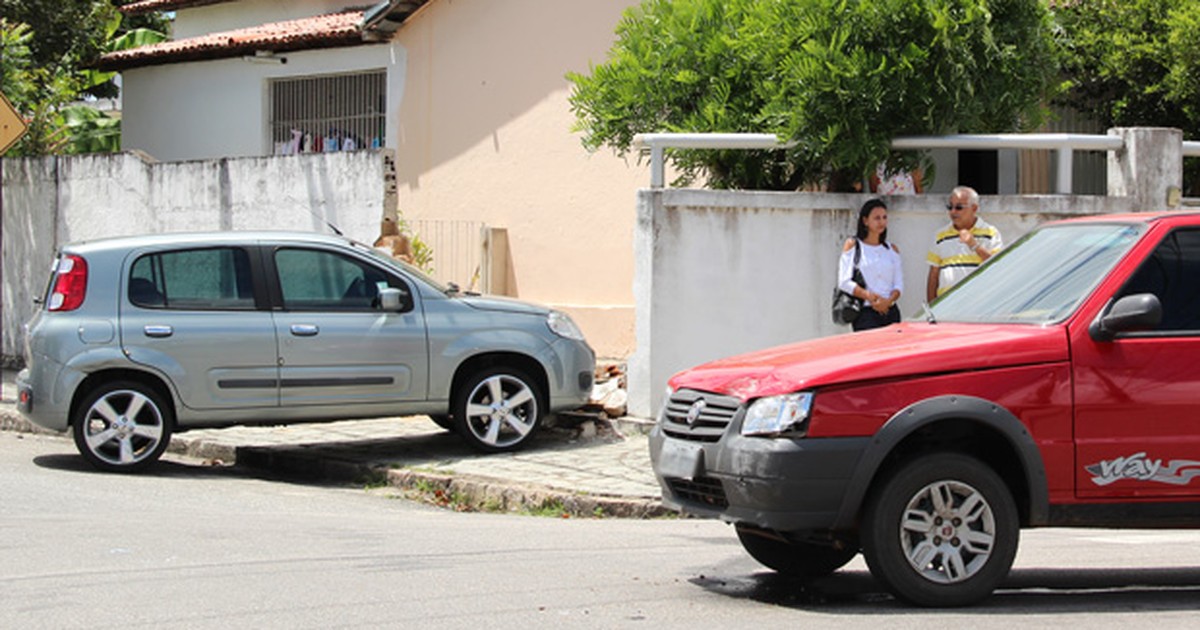 G1 Carro derruba muro após colidir outro veículo em cruzamento na