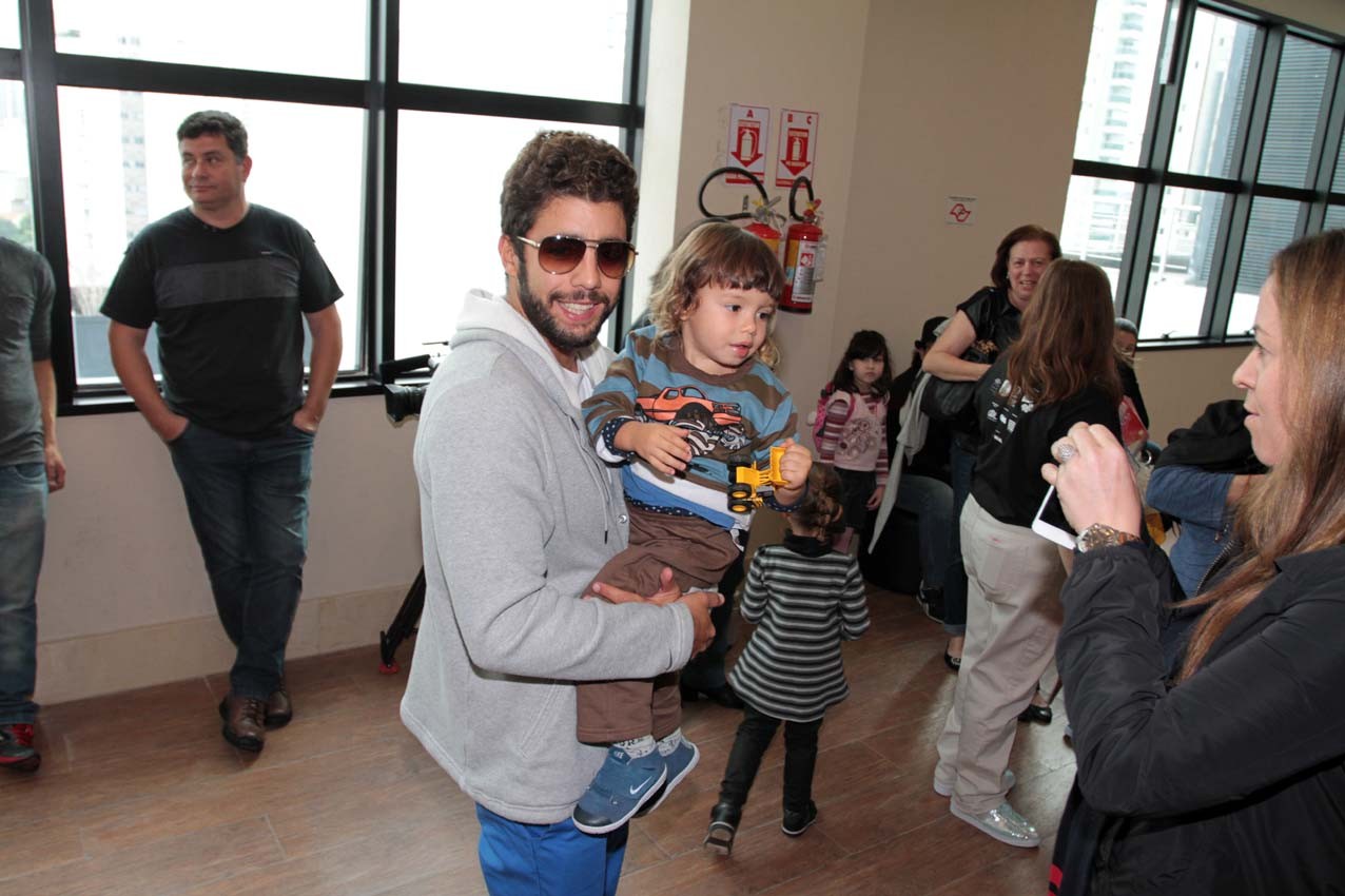 Pedro Scooby e Dom (Foto: Orlando Oliveira/AgNews)