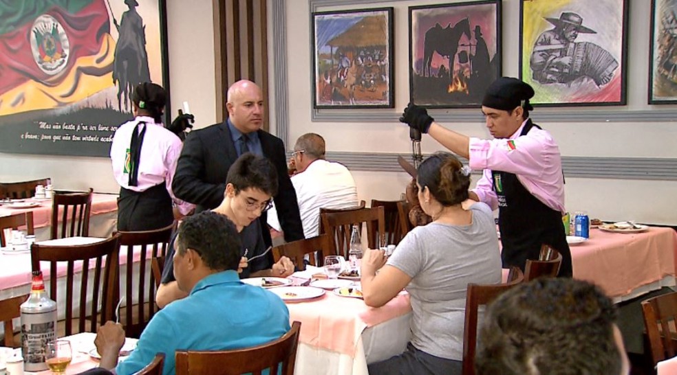 Foto mostra restaurante em Ribeirão Preto (SP). Custo da alimentação fora de casa subiu 0,21% em novembro no país, segundo o IBGE — Foto: Valdinei Malaguti/ EPTV