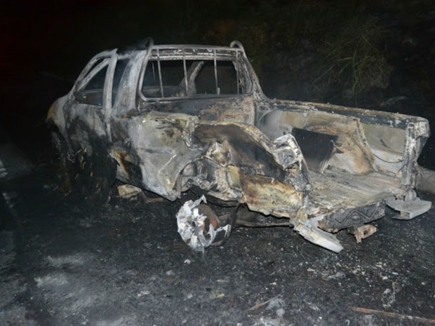 Vítimas coneguiram deixar os carros antes que o fogo tomasse grandes proporções (Foto: Portal Jaguarari)