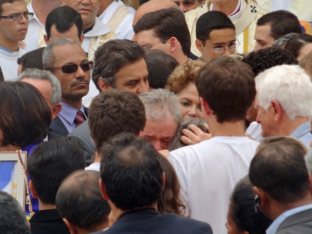 Ex-presidente Lula e a presidente Dilma Rousseff cumprimentam os familiares de Eduardo Campos (Foto: Lucas Liausu/Globoesporte.com)