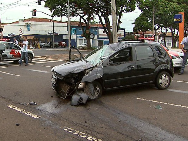 G1 Carro Capota Após Atingir árvore Em Avenida De Ribeirão Preto Sp