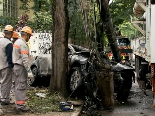 Volvo S60 ficou destrudo aps impacto da coliso. (Foto: Reproduo/TV Globo)