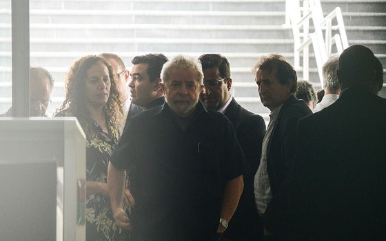 O ex-presidente Lula foi levado para depor em uma área reservada da Polícia Federal no Aeroporto de Congonhas, em São Paulo (Foto: Marcos Bizzotto/Raw Image / Ag. O Globo)