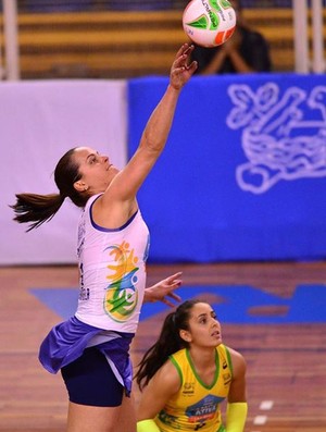 Elisângela com a camisa do Osasco no Paulista (Foto: Divulgação / Osasco)