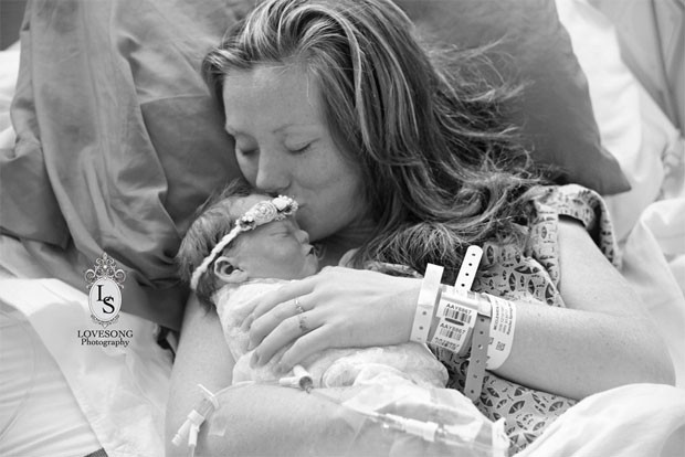 Emily teve uma gravidez saudável, mas quando estava com 30 semanas de gestação percebeu que seu bebê não se mexia mais. Um ultrassom revelou que o bebê morreu na barriga da mãe (Foto: Lindsey Natzic- Villatoro/Love Song Events &amp; Photography)