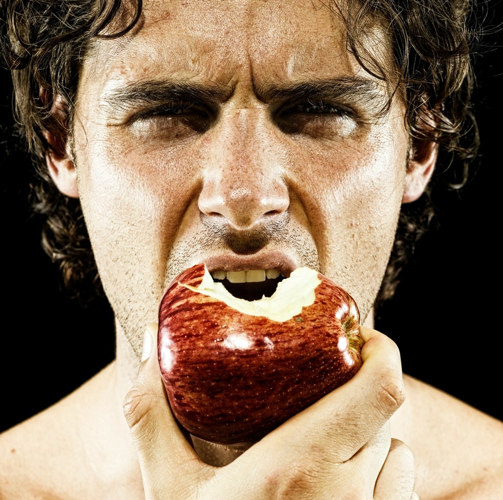 Frutas como a maçã ajudam a diminuir a vontade de comer doces (Foto: Getty Images)