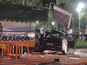 Carro invadiu a calçada e atropelou os clientes de uma lanchonete em uma praça de Indaiatuba (Foto: Reprodução/ EPTV)