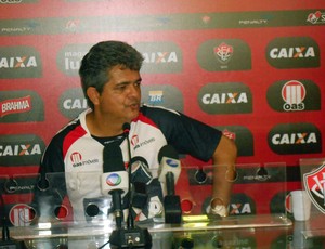 Técnico Ney Franco, do Vitória, dá entrevista na Toca do Leão (Foto: Thiago Pereira)
