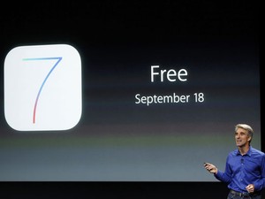 Craig Federight, vice-presidente de software e engenharia da Apple, anuncia que o novo sistema operacional, o iOS 7, será lançado em 18 de setembro. (Foto: Stephen Lam/Reuters)