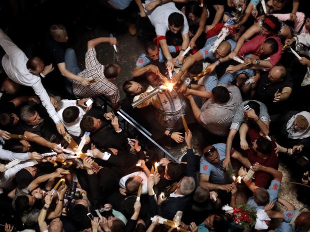 Celebração da Páscoa Ortodoxa, na Igreja do Santo Sepulcro, em Jerusalém (Foto: Thomas Coex / AFP)