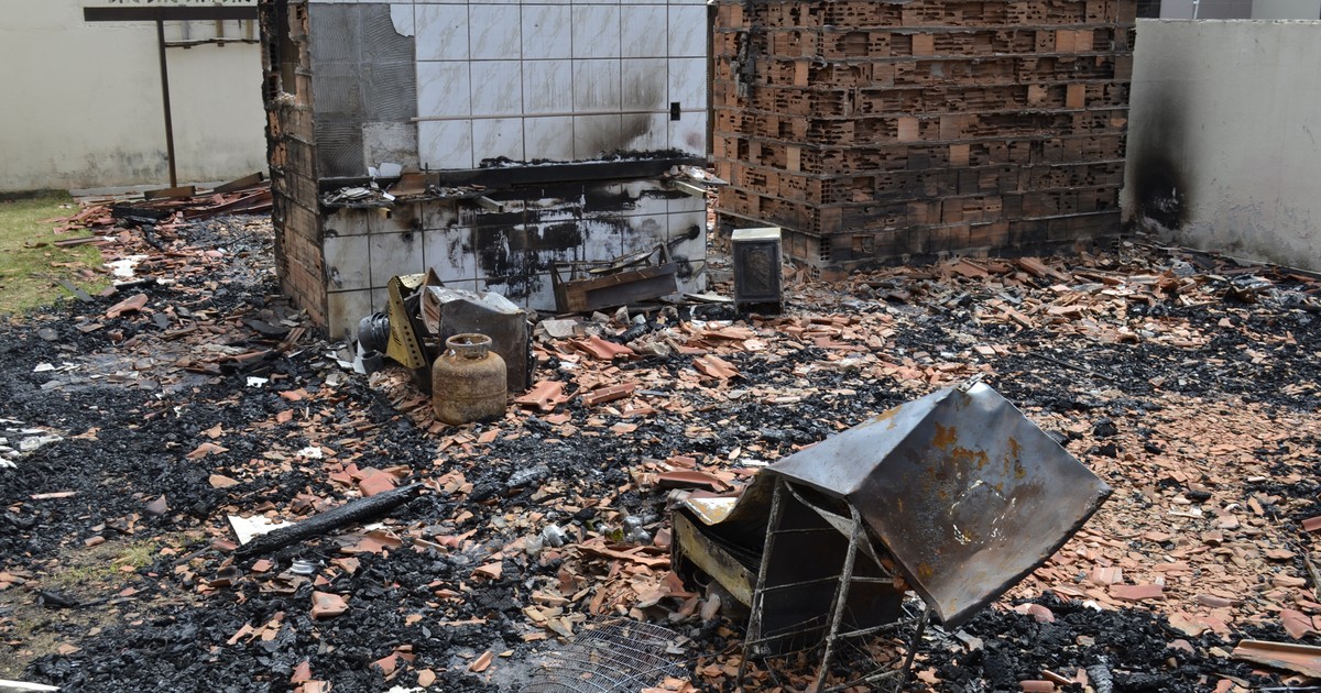 Após incêndio em 9 casas no ES, donos colocam imóveis à venda - Globo.com
