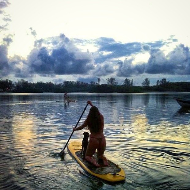 Petra Mattar pratica stand up paddle (Foto: Instagram/ Reprodução)