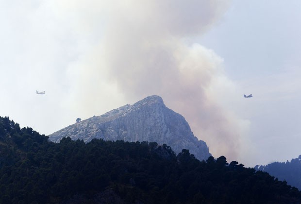 brigadas de incêndio procuram apagar fogo que j[a afeta 1,8 mil hectares de vegetação em palma de Maiorca, na Espanha. (Foto: Jaime Reina/AFP)