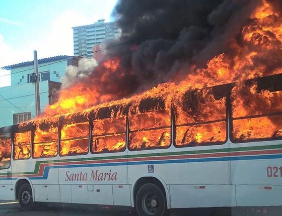 Ônibus foi queimado na tarde desta quarta-feira (18) na Praia do Meio, em Natal, no Rio Grande do Norte (Foto: Divulgação)