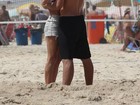 Fernanda Lima e Rodrigo Hilbert jogam vôlei e namoram na praia