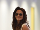 Com blusa transparente, Nanda Costa embarca em aeroporto do Rio