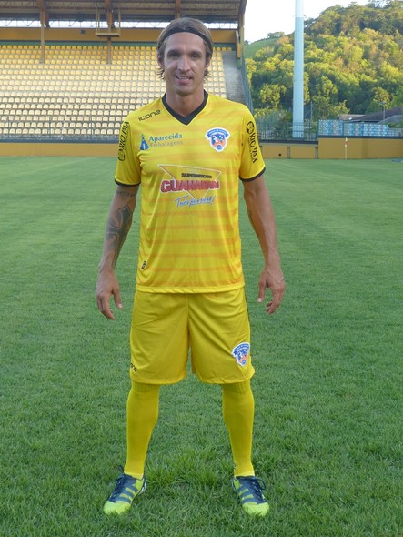 Duque de Caxias apresenta novos uniformes para temporada 2014 Andrade_-_uniforme_goleiro_1