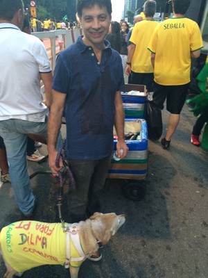 O dentista Helio Oriani, de 57 anos, levou sua cachorra Lili a Avenida Paulista, para protestar contra o PT. "Queremos que esta incompetente saia do governo", diz (Foto: Nathalia Bianco, com Aline Ribeiro)