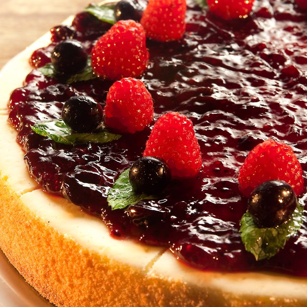 A receita do cheesecake de frutas silvestres leva bolacha maisena e geleia (Foto: Divulgação)