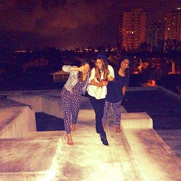 Bruna Marquezine com Stéphannie Oliveira e Hatalia Oliveira no Rio (Foto: Instagram/ Reprodução)