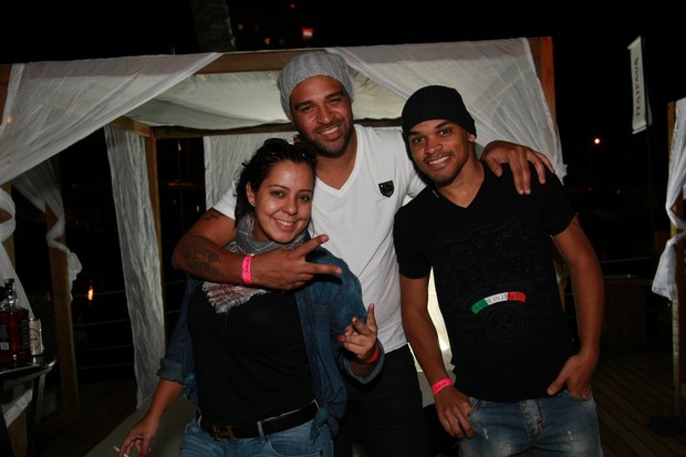 Adriano com amigos (Foto: Vera Donato/Divulgação)