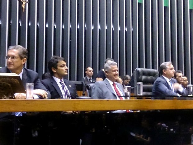 Governador Rodrigo Rollemberg, autoridades e parlamentares do DF em sessão solene na Câmara (Foto: Mateus Rodrigues/G1)