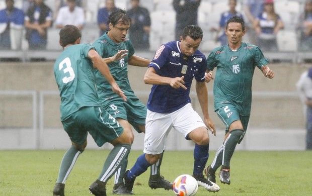 Leandro Damião disputa bola contra a Caldense (Foto: Washington Alves / Light Press)